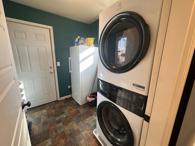 Building Photo - 3-bedroom, 2-bathroom Home