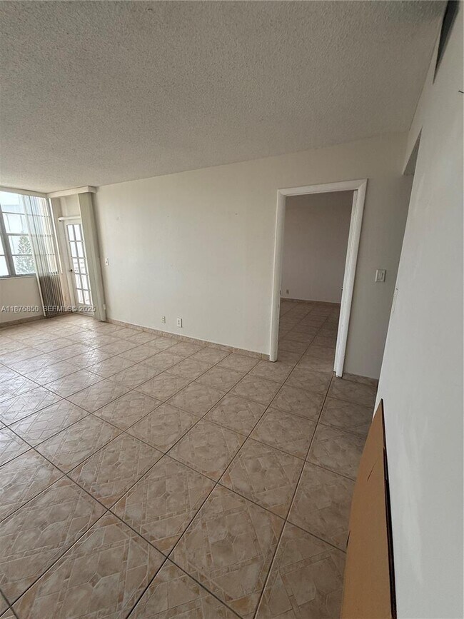 Building Photo - 2025 NE 164th St