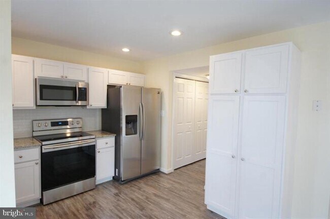 Building Photo - 1656 Woodtree Ct E