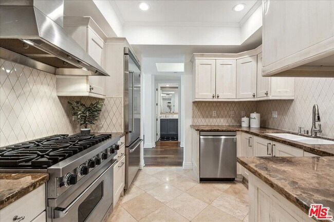 Building Photo - 261 S Reeves Dr