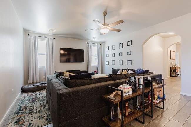 Building Photo - Meticulously Clean 3 bedroom 2 bathroom Home