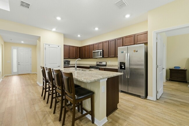 Building Photo - 6137 SW 70th Ave