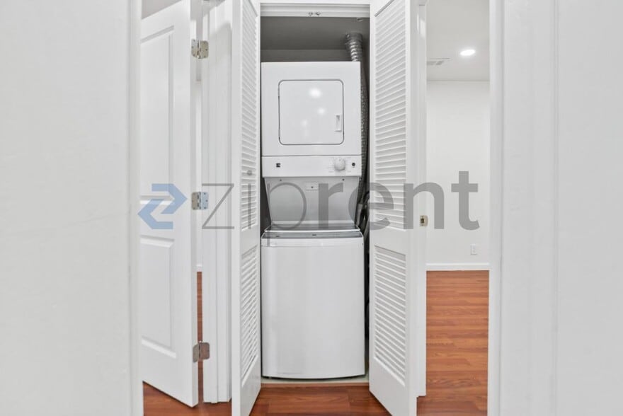 Building Photo - Unit 14