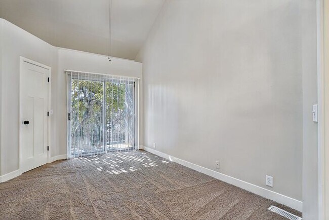 Building Photo - Spacious 2 Bed 1.5 Bath Townhome in Murray...