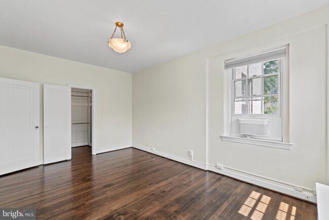 Building Photo - 2737 Devonshire Pl NW