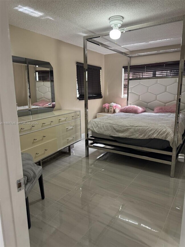 Building Photo - 827 NE 199th St