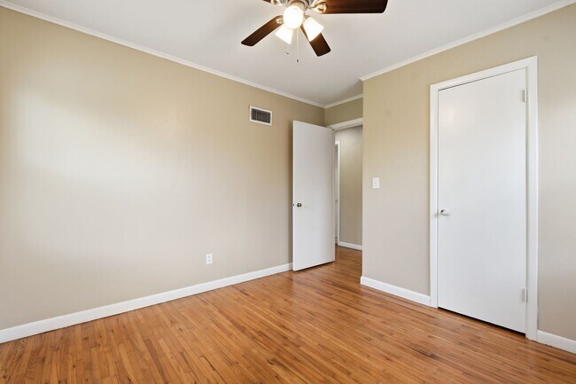 Building Photo - Charming 3 Bedroom 1 Bath near Route 66!