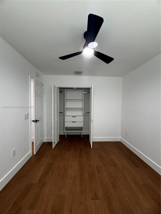 Building Photo - 1460 SW 24th Ct