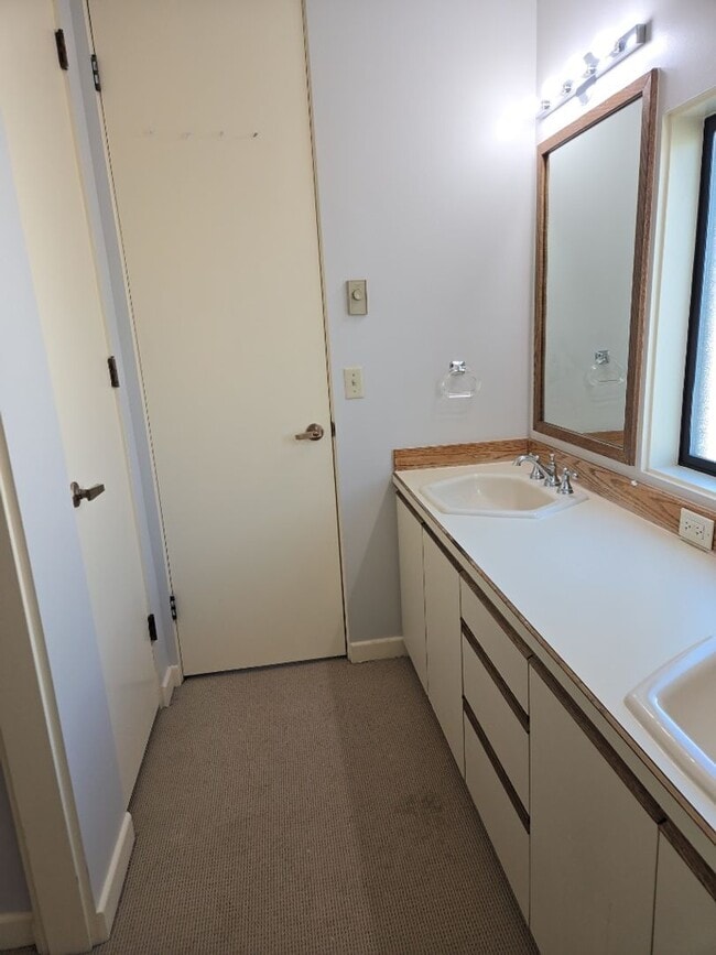 Building Photo - Spectacular View!! This top floor condo is a MUST SEE!! $500 move in credit