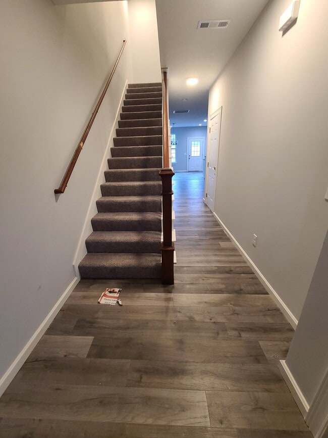 Building Photo - 607 Longfellow Ln