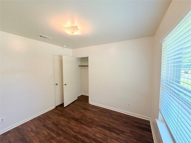 Building Photo - 8701 Parkfield Dr