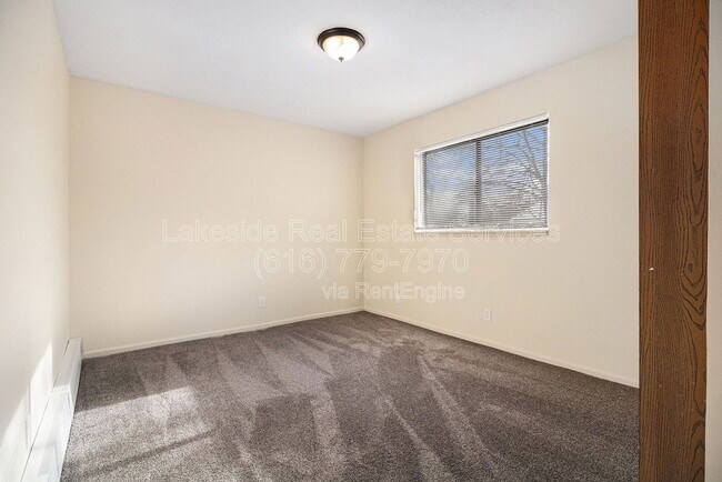 Building Photo - 1015 36th St SW