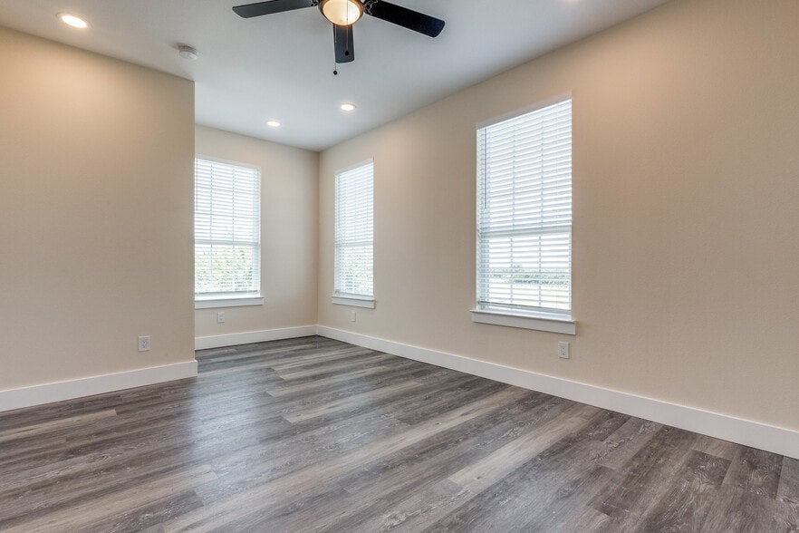 Building Photo - 511 N Davis Dr