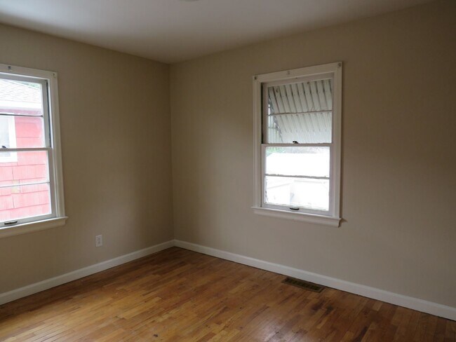 Building Photo - 3 Bedroom / 1.5 Bathroom Home in Convenien...