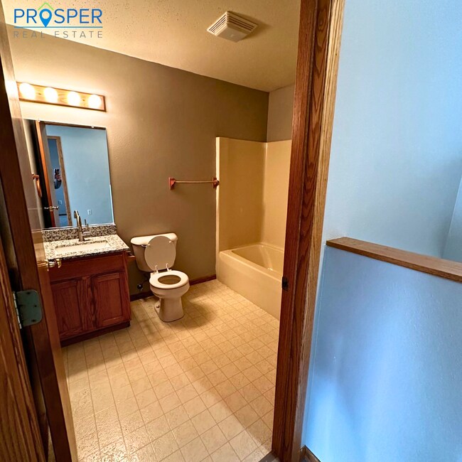 Building Photo - 862 Kari Dr
