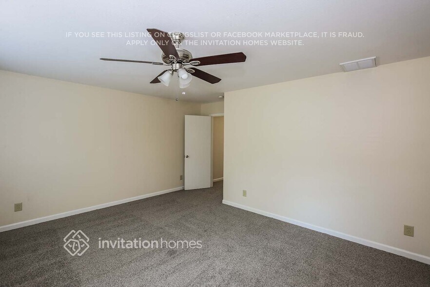 Building Photo - 866 Plaza Walk Dr