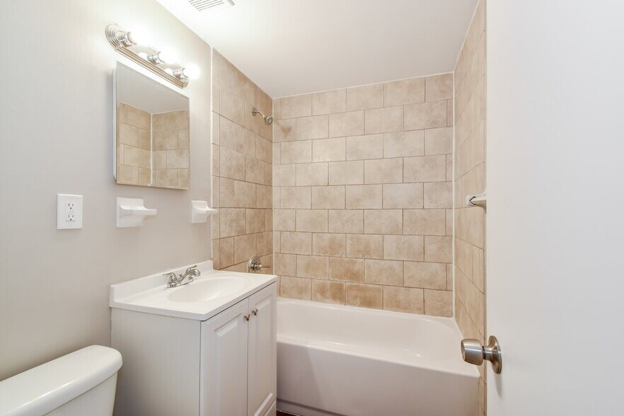 Building Photo - 5816 Sonora Dr W