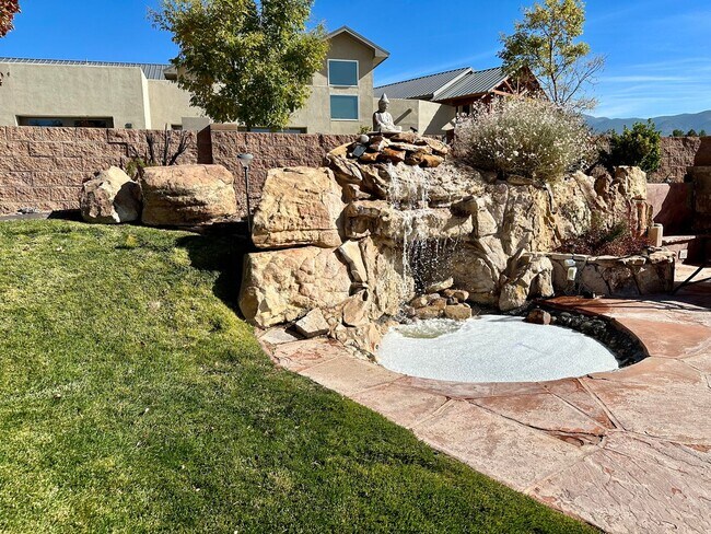 Building Photo - Move in Special Luxury 4 bedroom 4.5 bathr...