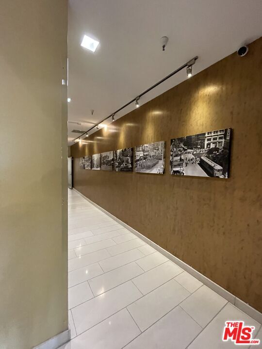 Building Photo - 901 Flower St