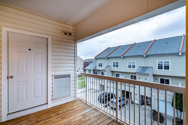 Building Photo - Spacious 3 Bed 2 Bath Condo With Balcony In Sought After Summerfield at Brambleton