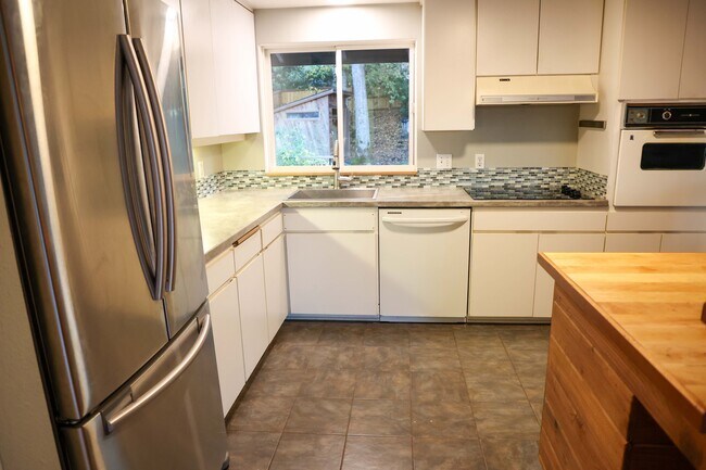 Building Photo - 2785 Malibu Way