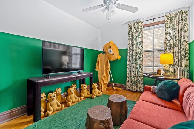 Primary Photo - 3553 N Racine Ave