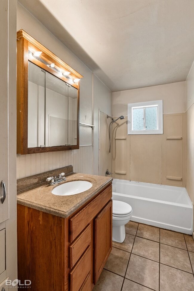 Building Photo - CUTE 3 BEDROOM 1 BATH