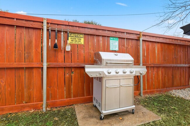 Building Photo - 2 St Charles Pl