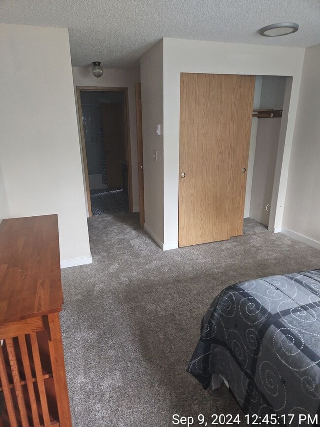 Building Photo - Renton Sunset Heights Condominiums - 2 bedroom 1 bathroom lower floor unit - Water, Sewer & Garba...