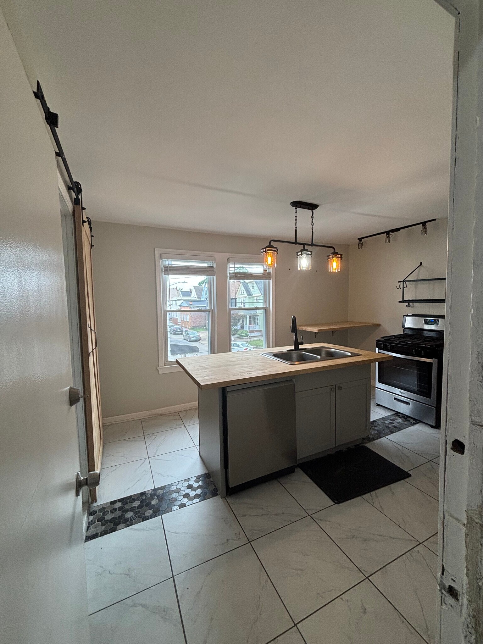 Building Photo - 1909 Coltman Rd