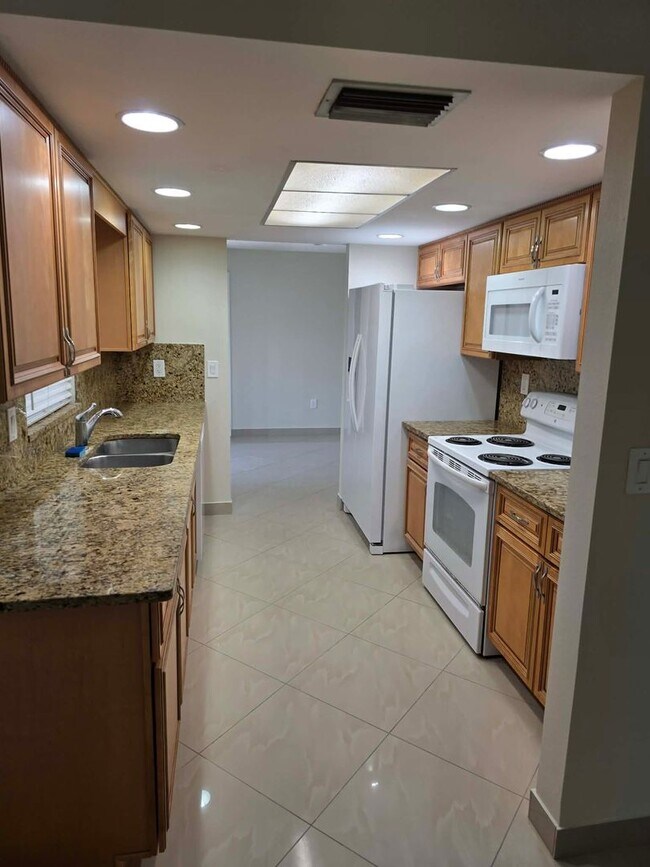 Building Photo - 4458 Dewey Dr