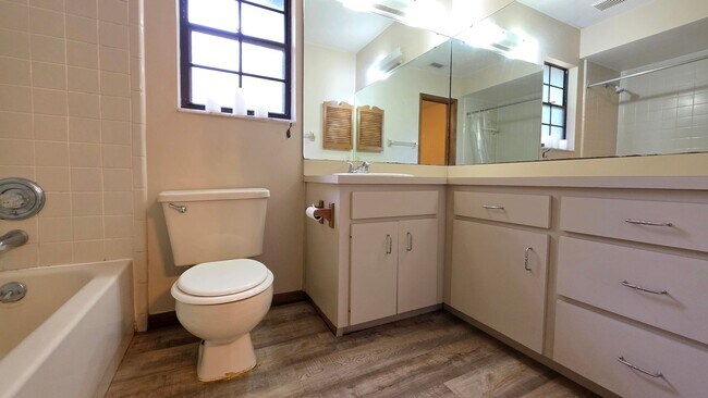 Building Photo - FOR FRENT Home near UF. 3 Bed, 2 bath, 2 c...