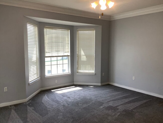 Building Photo - Spacious 3BR/3BA Townhome in PRIME location!!