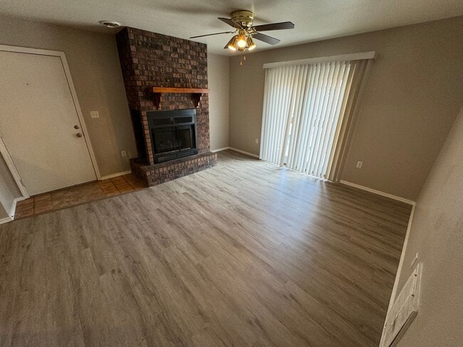Building Photo - Updated 2 bedroom one bath Apartment in Oz...