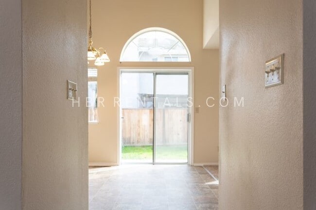 Building Photo - Charming 3-Bedroom Retreat with Cozy Fireplace in Tracy – Spacious Home with 2.5 Baths!