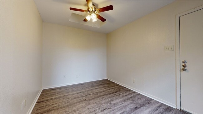 Building Photo - 725 Peppertree Dr