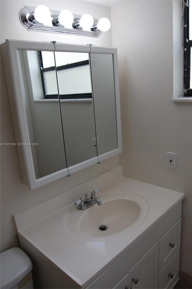 Building Photo - 1334 Collins Ave