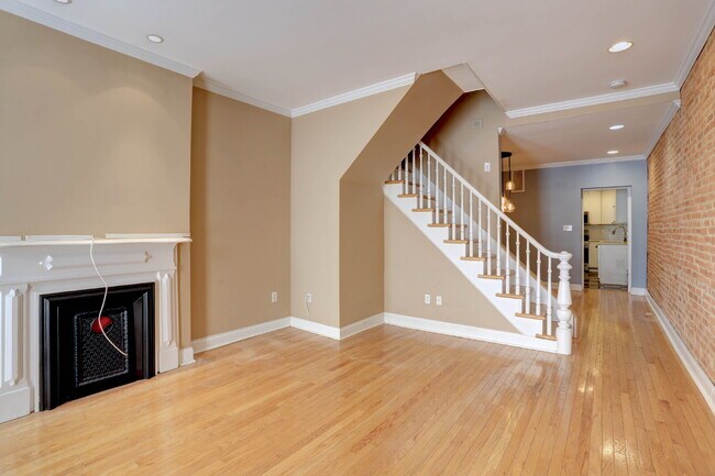 Building Photo - (2BD/1.5BA) Fabulous Patterson Park Townhome