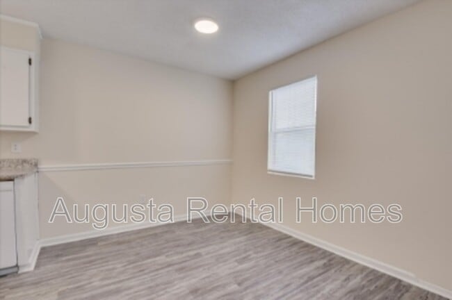 Building Photo - 2573 1/2 Tobacco Road - D