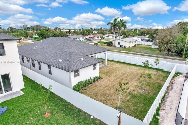 Building Photo - 22555 SW 125th Ave