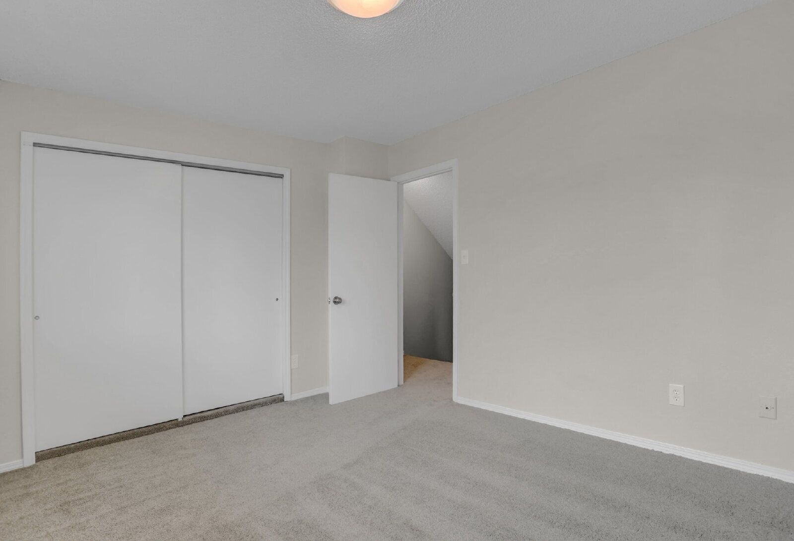 Building Photo - Fully Remodeled End-Unit Townhome Near Pet...