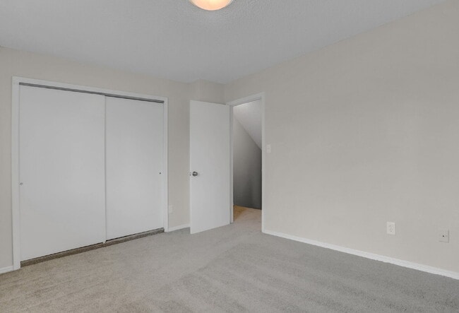 Building Photo - Fully Remodeled End-Unit Townhome Near Pet...