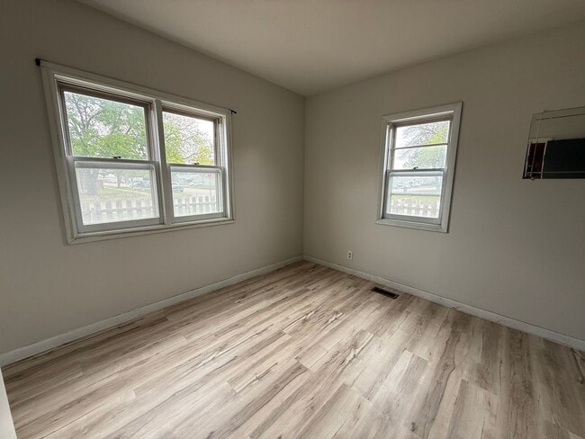 Building Photo - **Move in Ready** 3 bedroom close to downtown!