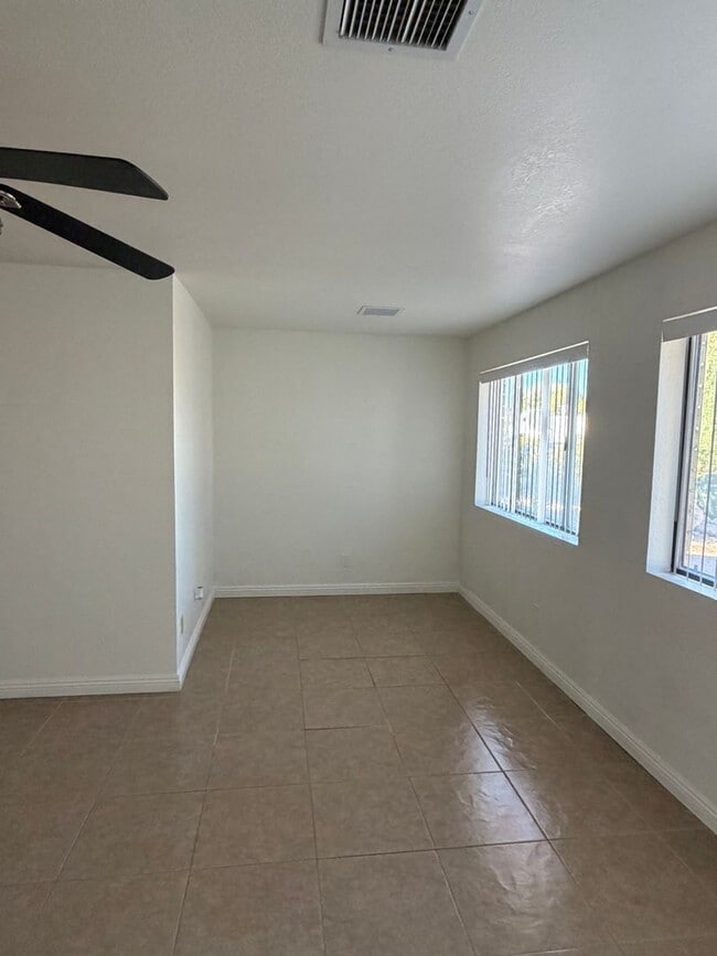 Building Photo - Charming 3 Bedroom with Huge Master Suite