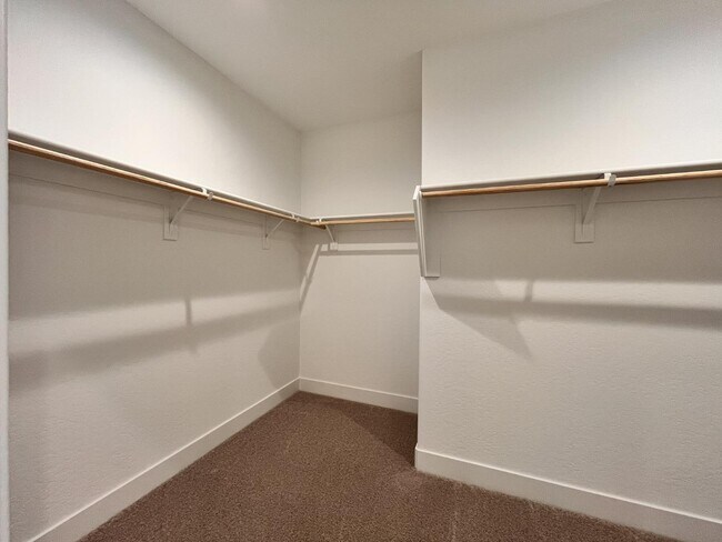 Building Photo - 2827 E Colina Dr