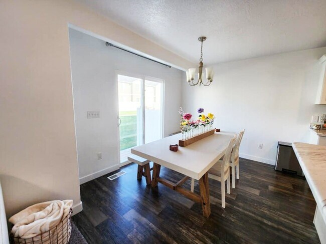 Building Photo - 447 S Pegasus Way