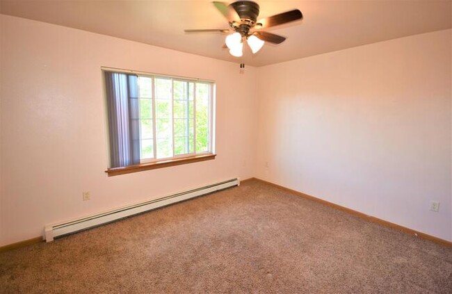 Building Photo - Large 3 Bedroom-White Lake