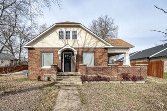 Building Photo - Renovated Vintage Cottage in downtown Cook...