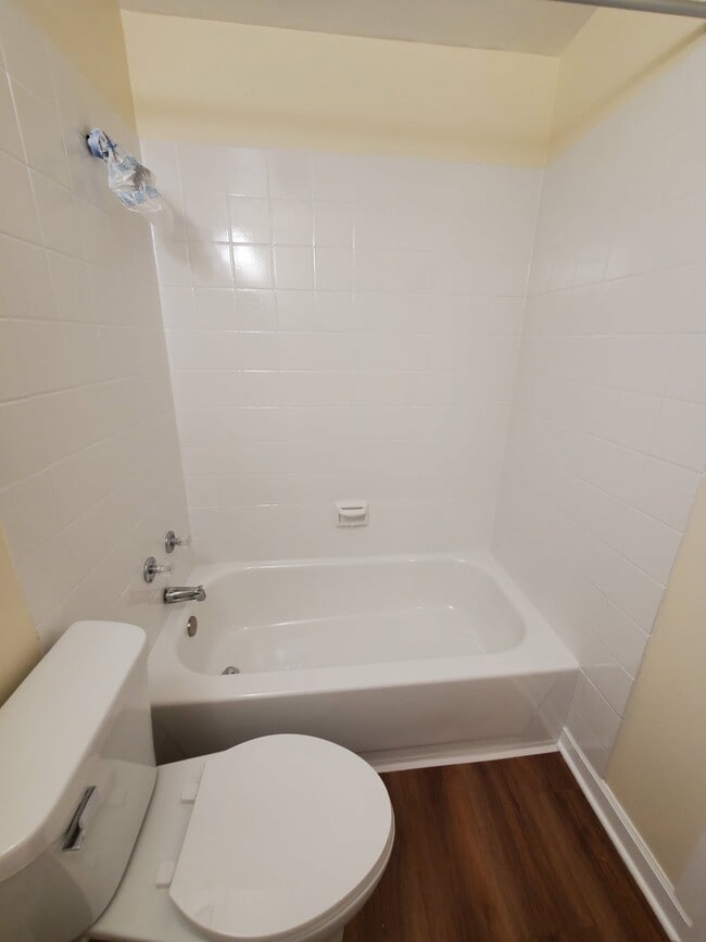 Building Photo - 209 E Pineview Dr