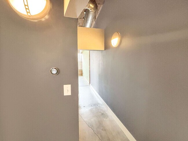 Building Photo - 1 BD/ 1 BA Condo near Mercedes Benz Stadium!